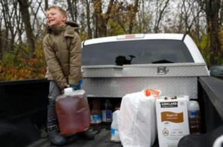 family dropping of grease for Gobble Grease Toss