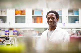 Photo of UK student Mirindi Kabangu in lab