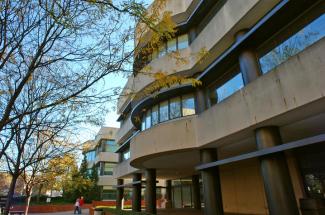 Photo of the exterior of UK Markey Cancer Center