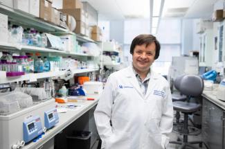 Photo of UK researcher Jeremy Wood in lab