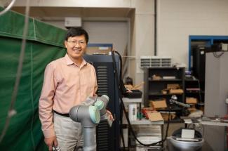 The award recognizes YuMing Zhang’s achievements in and contributions to robotized welding manufacturing. Photo Courtesy of UK Engineering.