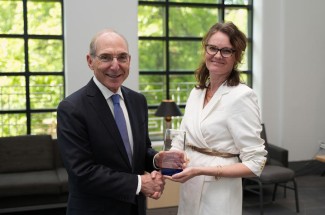 UK President Eli Capilouto presents Erin Haynes with a 2023-24 University Research Professor award. Jeremy Blackburn | Research Communications.