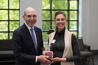President Eli Capilouto presents award to Allison Gordon. Jeremy Blackburn | UK Research Communications.