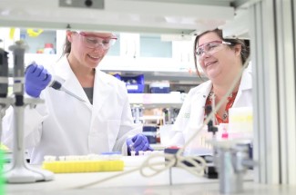 UK College of Medicine Associate Professor Jessica Blackburn (right) in her lab with staff scientist Yelena Chernyavskaya. Photo by Audrey Kirby.